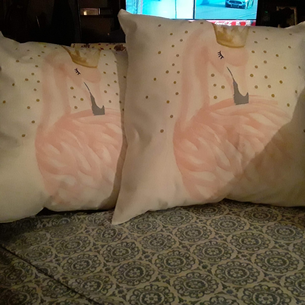 Set of throw pillows
